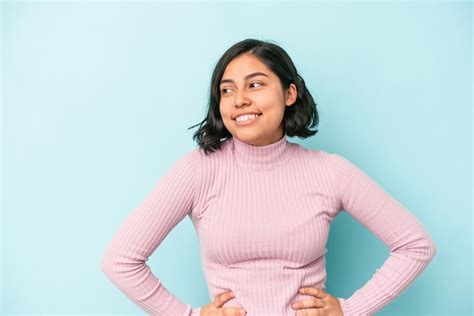 Mujer Latina Joven Aislada Sobre Fondo Azul Confiado Manteniendo Las