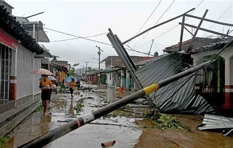 México entrega apoyos para limpieza a damnificados por huracán John