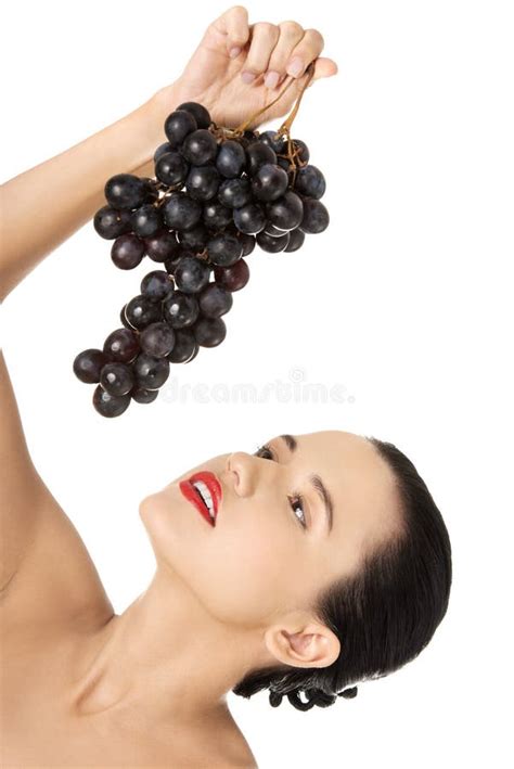 Brunette Sensual Hermoso Que Come Las Uvas Foto De Archivo Imagen De