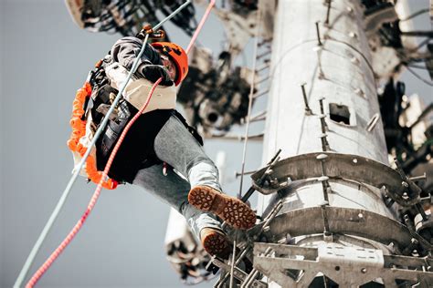 how to become a tower technician