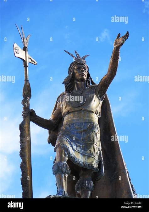 Estatua Del Inca Pachacutec En La Fuente En La Plaza De Armas En Cusco