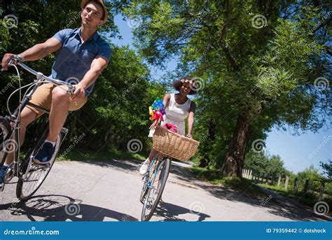 Junge Multiethnische Paare Die Eine Fahrradfahrt In Der Natur Haben