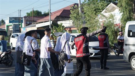 Gatur Pagi Di Depan Sekolah Polwan Samapta Polda Gorontalo Beri Rasa