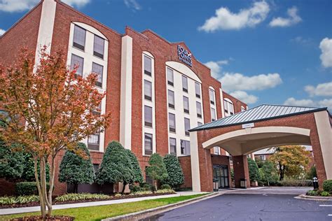 Hotel with Outdoor Pool Greensboro, NC | Four Points by Sheraton Greensboro