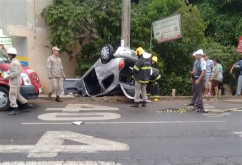 Frentista fica ferido após capotamento em avenida de Cachoeiro e