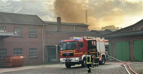 Großbrand in Bielefeld Hallendach der Firma Delius in Flammen