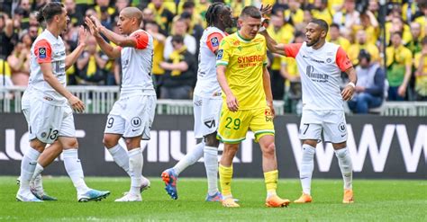 Fc Nantes Les Canaris De Plus En Plus Dans L Il Du Cyclone