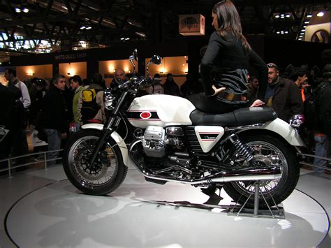 File:Moto Guzzi V7 Classic.jpg