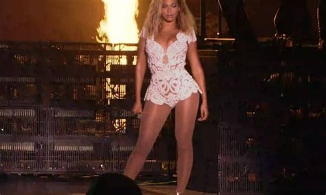 Muita Sensualidade E Exaustivas Trocas De Figurino No Show De Beyonc