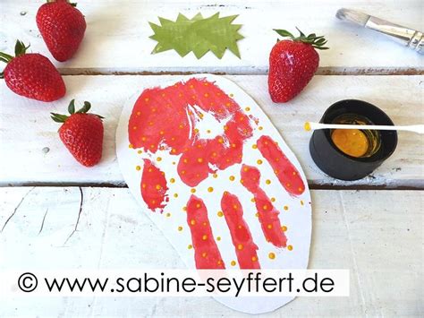 Bastelidee für Kinder DIY Erdbeere aus Handabdruck Wasserfarbe