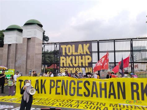 Demo Di Depan Gedung DPR RI LBH Jakarta Tegaskan Tolak Pengesahan