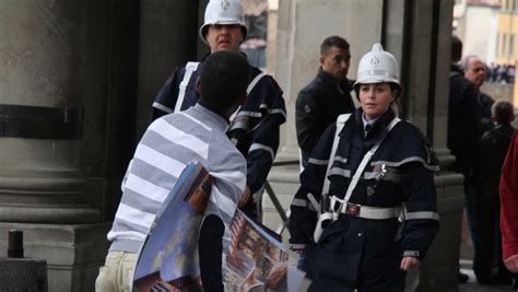 Piazza Dei Ciompi Retata Contro I Venditori Abusivi Maxi Sequestro Di