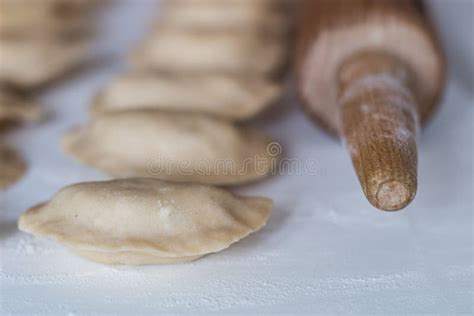 Bolinhas De Massa Saborosos Enchimento Da Batata Fazendo Bolinhas