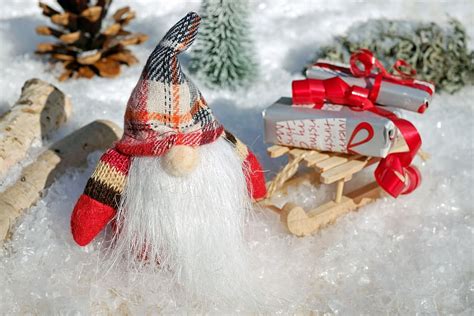 Gnomo De Pie En La Nieve Figura En Miniatura Santa Claus Motivo