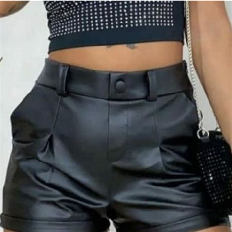 Short Feminino de Botão Cirrê Imita Couro Fake Bolso Short Courino