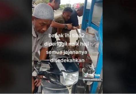 Viral Dapat Kabar Berangkat Haji Bapak Paruh Baya Ini Sedekahkan