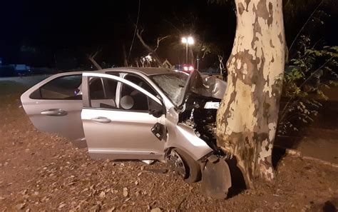 Carro Bate Em Rvore Mata Jovem E Deixa Adolescente Ferida Pol Cia