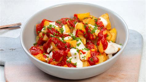 Spanisches Tapas Rezept Patatas Bravas Mit Salsa Und Aioli