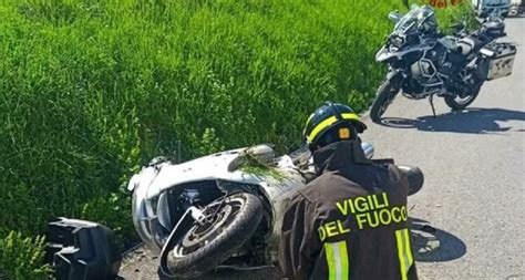 Incidente In Moto Due Amici Si Scontrano Durante La Gita Un Morto