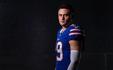 NFL: Matt Araiza, kicker of Mexican descent, signs with Kansas City ...