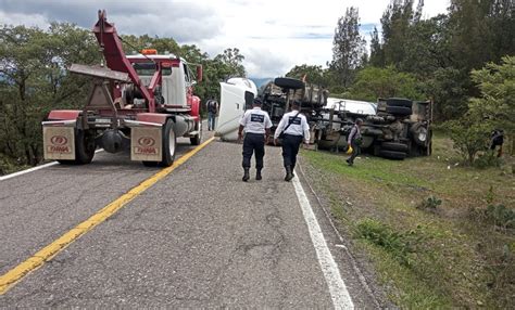 Muere conductor al volcar la pipa que conducía en Ixtlán