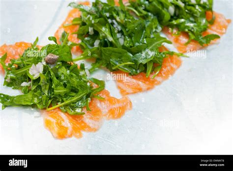 Frischer Lachs Carpaccio Sushi Sashimi Mit Rucola Rucola Und Kapern