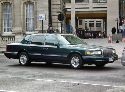 1995 Lincoln Town Car Signature - Sedan 4.6L V8 auto