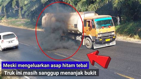 Meski Mengeluarkan Asap Hitam Tebal Truk Ini Masih Sanggup Menanjak