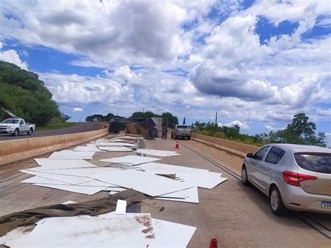 Carreta Tomba Na Br Em Lindoeste E Motorista Fica Ferido Cgn O