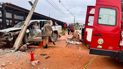 Caminhonete perde controle e colide contra veículo e bate no muro de