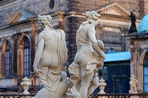 Estatuas De Mujeres Desnudas Cerca De Theaterplatz En Dresde Fondos