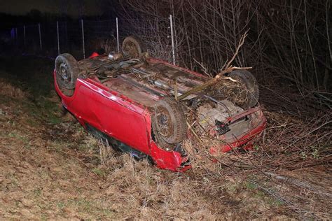 Unfall Auf Der A Kleinwagen Berschl Gt Sich Und Muss Mit Schwerem