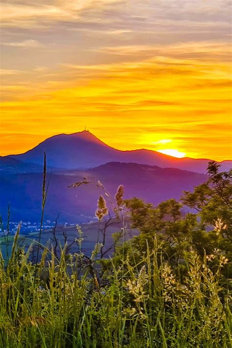 Auvergne Coucher De Soleil Sur Le Sommet Du Puy De Dome En 2022 Puy