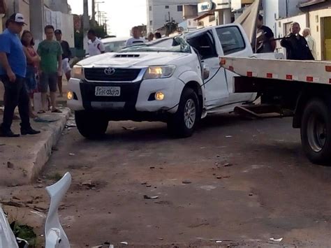 Quatro Pessoas Ficam Feridas Ap S Caminhonete Capotar Em Cruzamento De