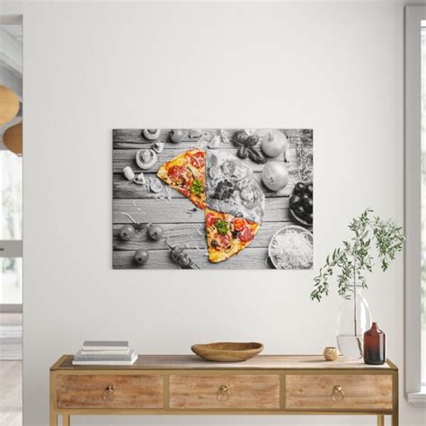 East Urban Home Leinwandbild Pizza Auf Holztisch Wayfair De