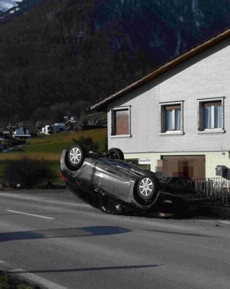 23 Jährige baut Unfall in Rüthi Auto landet auf Dach FM1Today