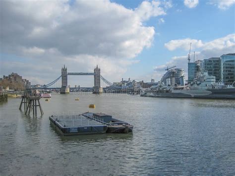 Rio Tamisa Em Londres Central A Ponte Da Torre Da Rainha No Fundo