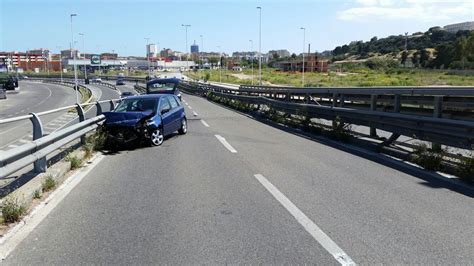 Perde Il Controllo Sull Asse Mediano E Si Schianta Contro Il Guard Rail