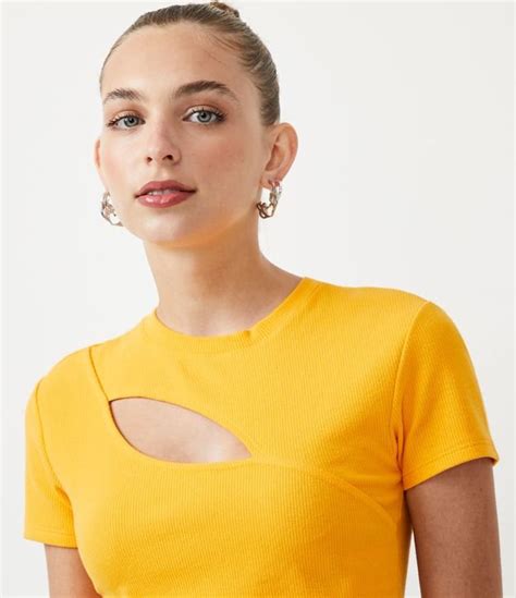 Blusa Cropped Em Ribana Recorte Vazado Amarelo