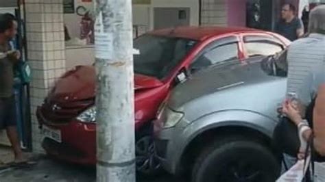 Carros Colidem E Invadem Cal Ada No Centro De Pouso Alegre Pouso