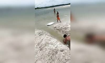 Des américains créent un torrent d eau à la plage la police doit