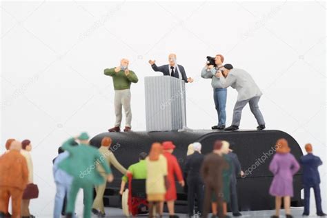 figurilla en miniatura de un político hablando a la multitud en un