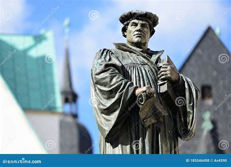 Monumento De Martin Luther En La Ciudad De Eisleben Alemania Foto De