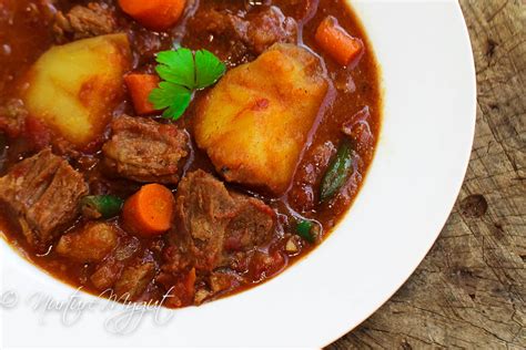 Tender Beef Stew with Potatoes and Carrots