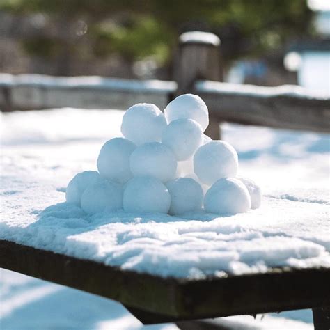 Ce Distributeur Vend Des Boules De Neige Dollar Pour Les Lancer Sur