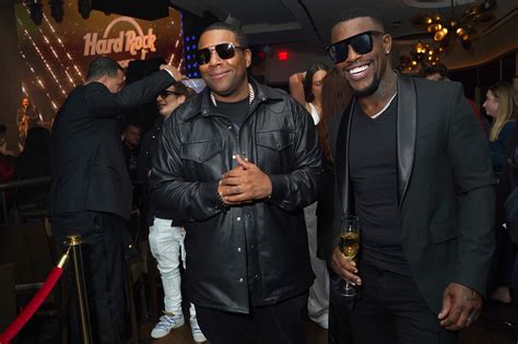 Kenan Thompson ditches wedding ring at Hard Rock after breakup