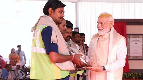 PM Modi Felicitates Construction Workers Who Built New Parliament ...