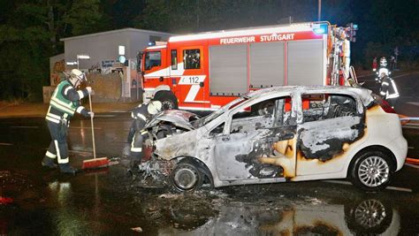 Stuttgart West Auto Brennt Nach Unfall Aus Verletzte Und Hoher