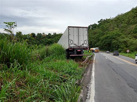 Carreta Derrapa Em Pista Molhada Atinge Caminhonete E Para Em Matagal