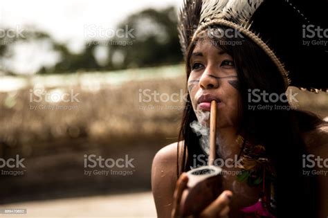 숲 브라질에서에서 Tupi Guarani 부족 흡연 파이프에서 원주민 여자 아마존 열대우림에 대한 스톡 사진 및 기타 이미지